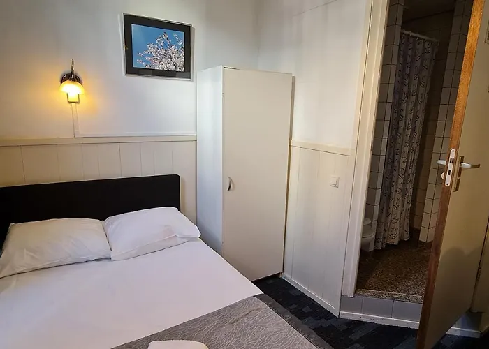 Euphemia Budget Old Canal Zone Hostal